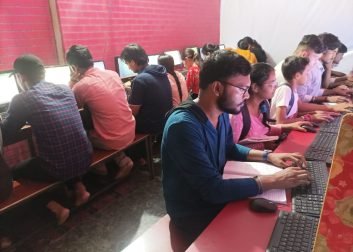 Modern computer lab with latest systems at Varanasi Institutes Modern computer lab with latest systems at Varanasi Institutes Digital marketing institute